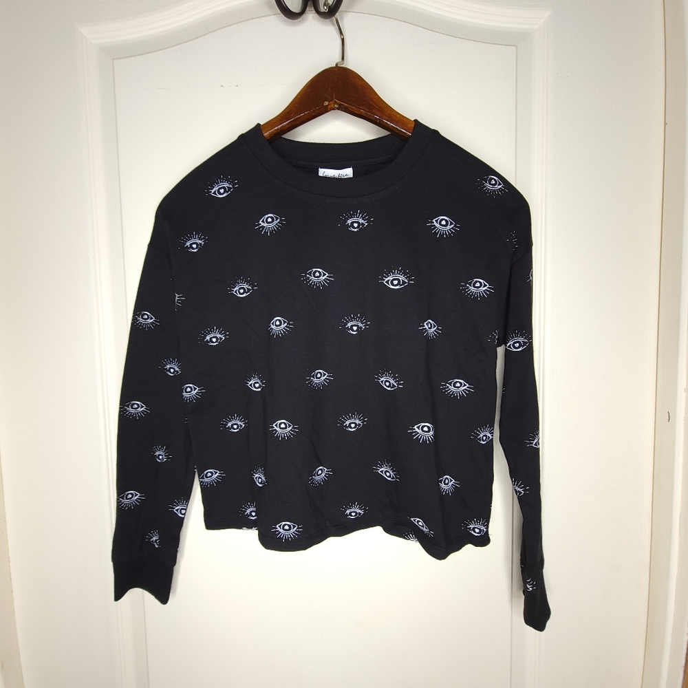 Love Fire Girl's Medium Black Eye Heart Mystic Long Sleeve T ShirtCondition New